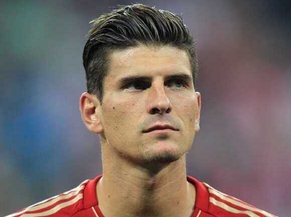 Hậu vệ Chelsea đối phó Gomez bằng... PlayStation