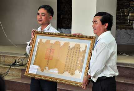 Đà Nẵng tiếp nhận bức phong sắc cổ về thành Điện Hải