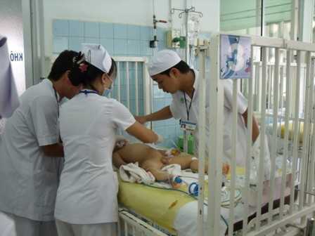 Sặc khi ăn tại nhà bảo mẫu, bé 1 tuổi tử vong