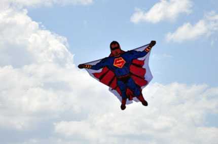 Ngắm những cánh diều kỳ lạ trên biển Hội An