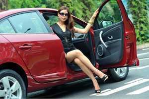 Hoa hậu biển đa phong cách cùng Renault Fluence