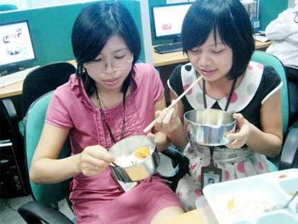Sợ cơm hàng bẩn, đua nhau mang cơm nhà đến cơ quan
