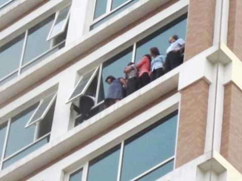 Cháy tòa nhà 18 tầng, thót tim nhìn người chờ cứu hộ