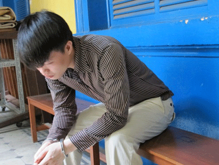 Vào khách sạn với vợ bạn, thiếu úy CSGT bị đâm chết