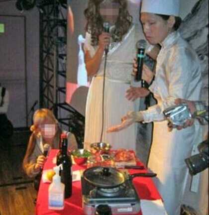 Đãi khách bằng món ăn từ… cơ thể