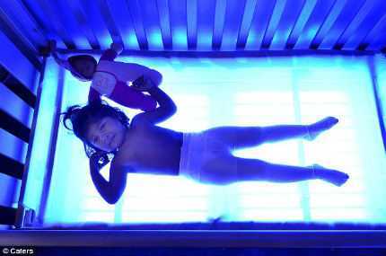Bé 2 tuổi nằm dưới đèn UV 12 tiếng/ngày chống bệnh gan