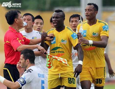 Loạn sân Thanh Hóa: Có máu!