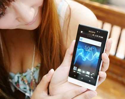 Người đẹp mịn màng bên 'dế' cảm ứng lạ Xperia Sola