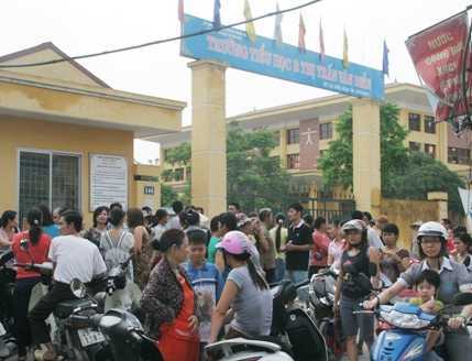 Hàng trăm phụ huynh phản đối dự thảo 'tuyển sinh lớp 1'