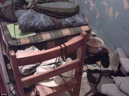 Ăn vụng, bé 11 tuổi bị cha mẹ giam dưới hầm tối