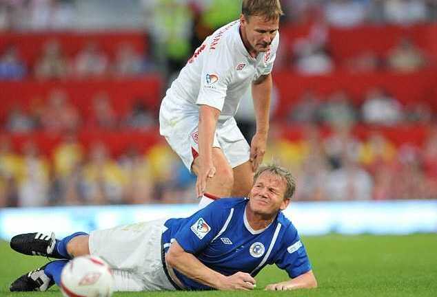 Đá từ thiện, cựu sao MU cho đối thủ nhập viện