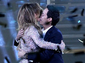 J.Lo và Marc Athony hôn nhau say đắm trên sân khấu