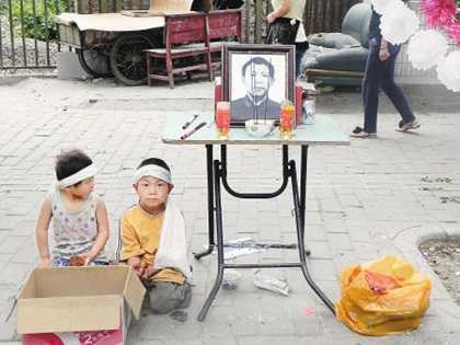 Video: Bé 9 tuổi quỳ trên phố xin tiền chôn cất cha