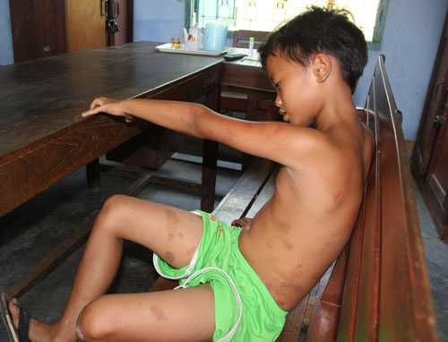 Cha đánh và xích con ruột trước hiên nhà