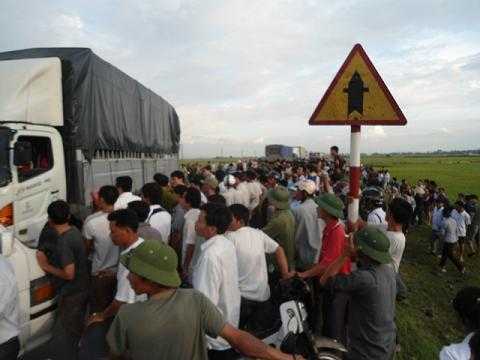 Xe tải cán chết hai trung uý khi đang đi làm nhiệm vụ