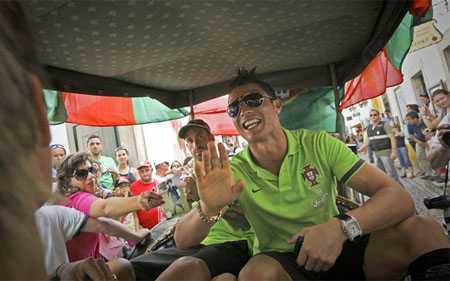 Ronaldo bị la ó ngay tại quê nhà