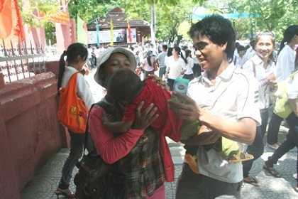 Mẹ đi thi, con nhỏ khóc bên ngoài vì “khát sữa”