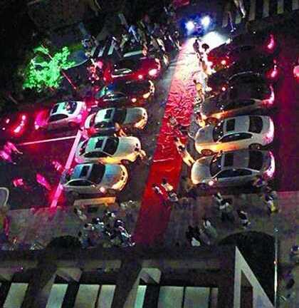 Video: Trải thảm đỏ, điều siêu xe BMW cầu hôn bạn gái