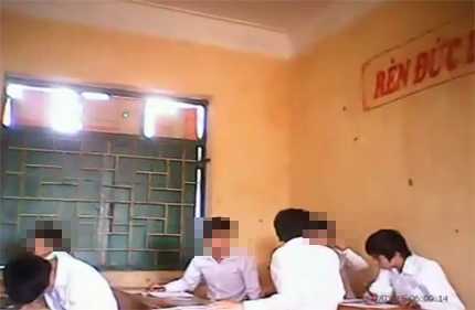 Bộ GD&ĐT lên tiếng vụ giám thị ‘ném’ phao vào phòng thi
