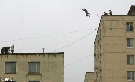 Video: Nhảy parkour, thiếu nữ ngã từ tầng 24