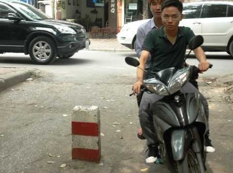 Những cột bê tông gây ‘chết người’ giữa Thủ đô