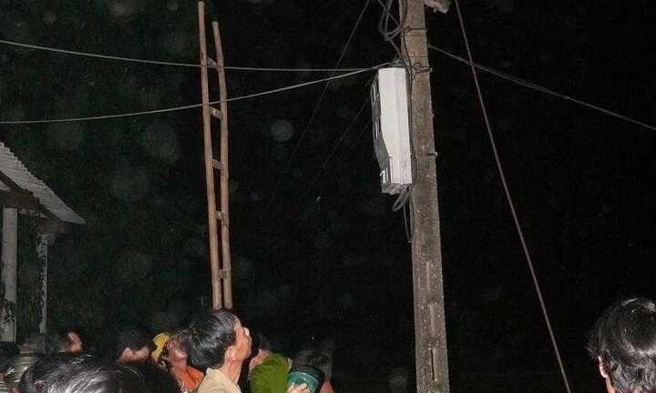 Một nông dân bị điện giật chết khi đi cày