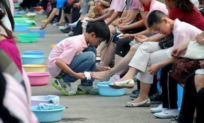 Cảm động: 250 học sinh quỳ gối rửa chân cho bố mẹ