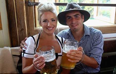 Lạ kì Euro: Đức xả láng rượu, thuốc, WAG và Facebook