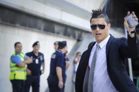 Fan Facebook Việt: CR7 “tịt ngòi”, BĐN về nước sớm