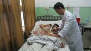 Đưa gỗ vào máy cưa sai cách: Một công nhân suýt chết