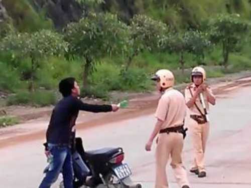 Đầu trần cầm vỏ chai bia vỡ, xích sắt tấn công CSGT