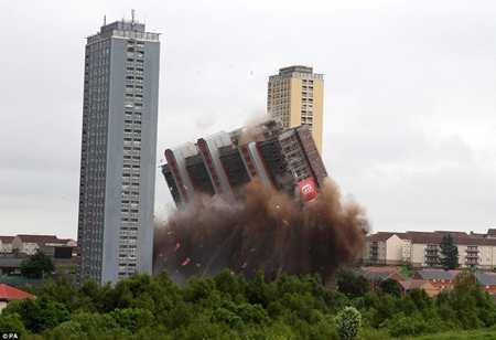 Video, ảnh: Tòa chung cư cao nhất Châu Âu bị đánh sập