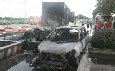 TP HCM: Xe đầu kéo húc ô tô, cả hai cháy rụi