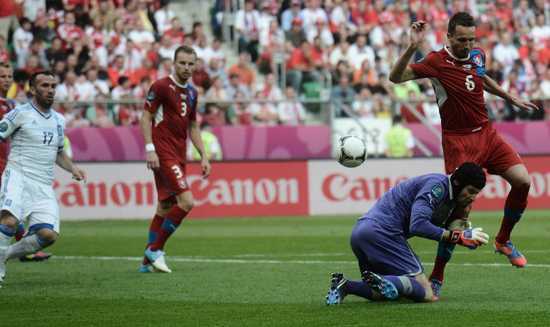 Sai lầm của Cech biếu Hi Lạp một bàn thắng