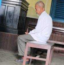 Cụ ông nhận án treo vì dùng dao đe dọa lãnh đạo quận