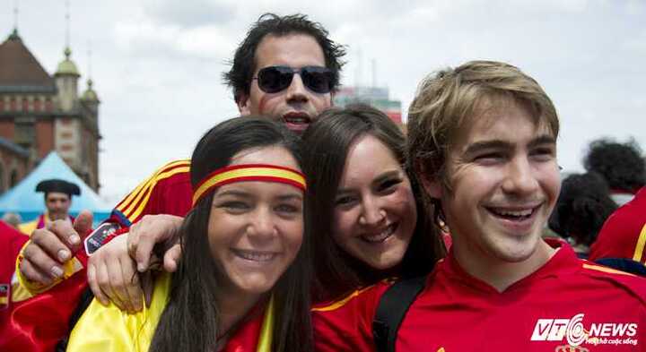 Ảnh nóng từ Ba Lan: CĐV Tây Ban Nha đổ bộ đến PGE Arena