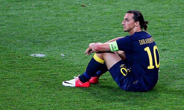 Bí ẩn bảng D: Voronin siêu bẩn, Ibra làm chúa đảo