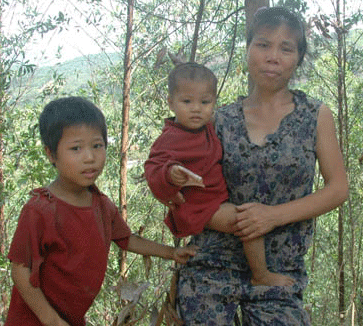 Người đàn bà và những đứa con đào hầm sống trên núi