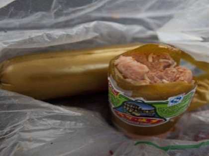 Chùm ảnh xúc xích chứa đầy giòi