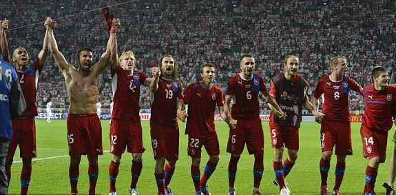 Loại chủ nhà Ba Lan, Czech thẳng tiến tứ kết