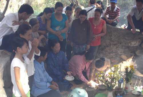 Ùn ùn vào rừng vái ngôi mộ 'chữa bách bệnh'