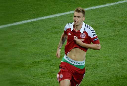 Euro 24h: Bendtner bị phạt nặng vì ăn mừng phản cảm