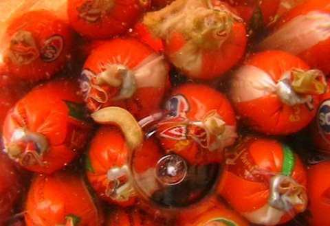 Tiêu hủy xúc xích có dòi