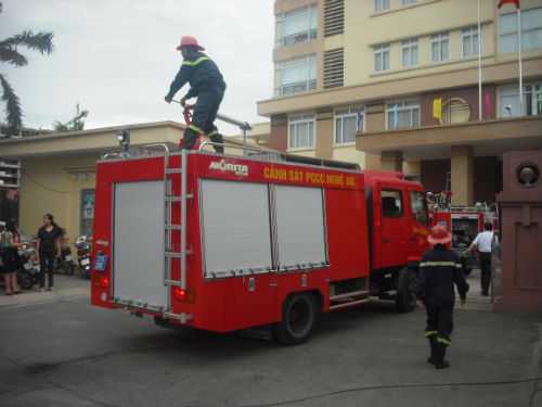 Cháy cục thuế Nghệ An, hàng chục người chạy tán loạn