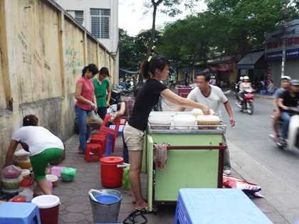 5 độc chiêu 'móc túi' sinh viên của chủ quán chè vỉa hè