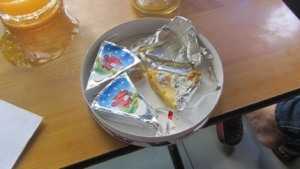 Khách tố ăn phô mai Con bò cười mốc xanh, con đau bụng