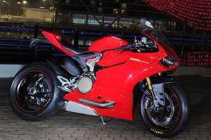 Mới ra mắt, quái vật Ducati Panigale dính triệu hồi