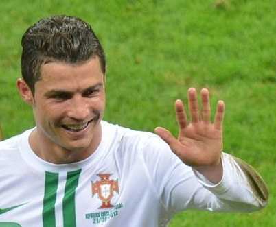 Siêu mẫu đại chiến trên Twitter vì... Ronaldo
