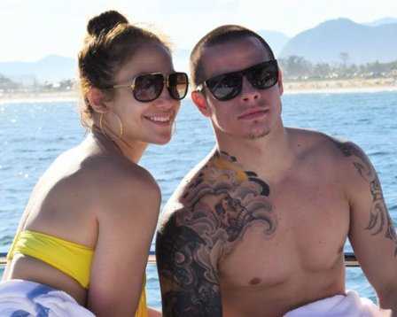 ‘Phi công trẻ’ của Jennifer Lopez bị tố đồng tính