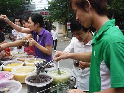 Ăn chè tự chọn vỉa hè: Thượng đế đang tự đầu độc mình!